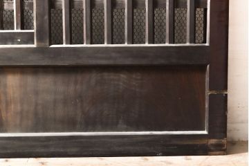 和製アンティーク　ヒノキ材・ケヤキ材　金網付き　太めの格子が上品さを醸し出すくぐり戸(蔵戸、建具、引き戸)(R-050783)