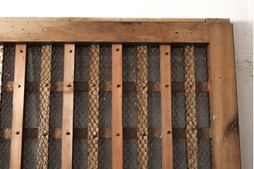 和製アンティーク　ヒノキ材・ケヤキ材　金網付き　太めの格子が上品さを醸し出すくぐり戸(蔵戸、建具、引き戸)(R-050783)