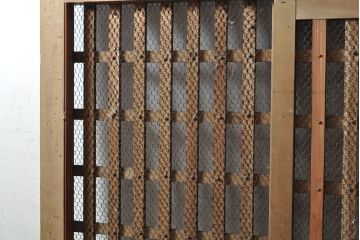 和製アンティーク　ヒノキ材・ケヤキ材　金網付き　太めの格子が上品さを醸し出すくぐり戸(蔵戸、建具、引き戸)(R-050783)