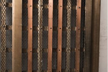 和製アンティーク　ヒノキ材・ケヤキ材　金網付き　太めの格子が上品さを醸し出すくぐり戸(蔵戸、建具、引き戸)(R-050783)