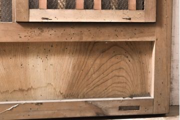和製アンティーク　ヒノキ材・ケヤキ材　金網付き　太めの格子が上品さを醸し出すくぐり戸(蔵戸、建具、引き戸)(R-050783)