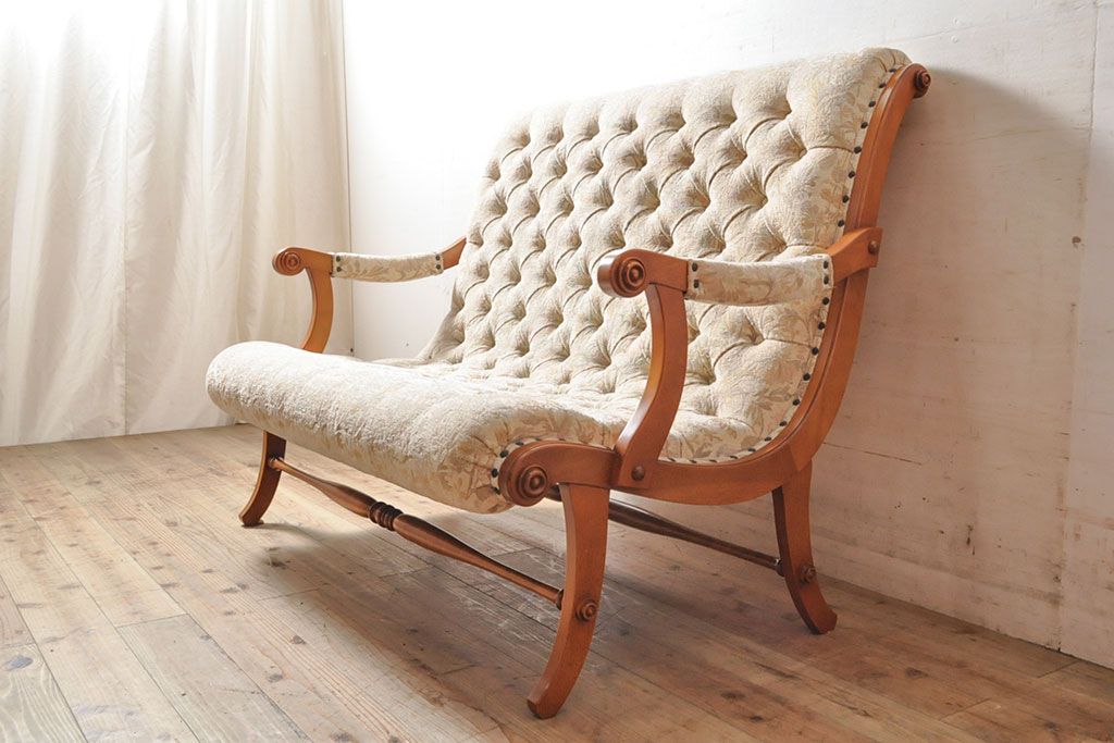 中古　横浜クラシック家具　ダニエル(daniel)　淡いカラーのファブリックが優しい雰囲気を演出するブーツラブシート(2人掛けソファ、二人掛け)(定価約42万円)(R-050784)