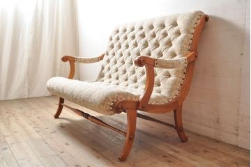 中古　横浜クラシック家具　ダニエル(daniel)　淡いカラーのファブリックが優しい雰囲気を演出するブーツラブシート(2人掛けソファ、二人掛け)(定価約42万円)(R-050784)