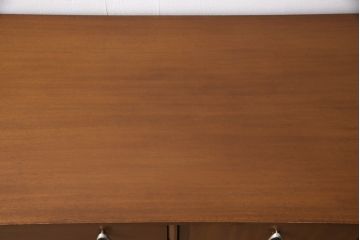 ヴィンテージ家具　イギリスビンテージ　チーク材　レトロな雰囲気を醸しだすサイドボード(収納棚、リビングボード、サイドチェスト)(R-050788)