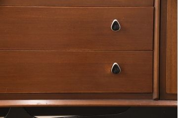 ヴィンテージ家具　イギリスビンテージ　チーク材　レトロな雰囲気を醸しだすサイドボード(収納棚、リビングボード、サイドチェスト)(R-050788)
