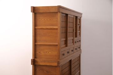 中古　美品　楡(ニレ)材　総無垢材　美しい木目と品のある佇まいが魅力の重ね水屋箪笥(戸棚、収納棚、食器棚)(R-050793)