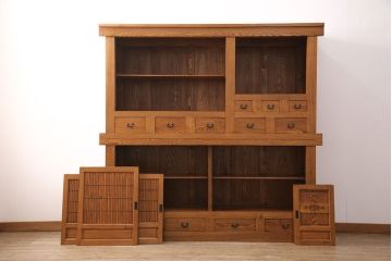 中古　美品　楡(ニレ)材　総無垢材　美しい木目と品のある佇まいが魅力の重ね水屋箪笥(戸棚、収納棚、食器棚)(R-050793)