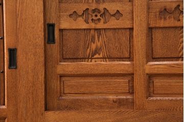 中古　美品　楡(ニレ)材　総無垢材　美しい木目と品のある佇まいが魅力の重ね水屋箪笥(戸棚、収納棚、食器棚)(R-050793)