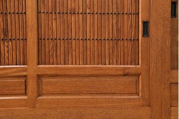中古　美品　楡(ニレ)材　総無垢材　美しい木目と品のある佇まいが魅力の重ね水屋箪笥(戸棚、収納棚、食器棚)(R-050793)