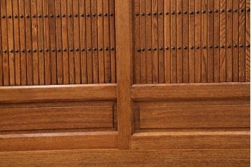 中古　美品　楡(ニレ)材　総無垢材　美しい木目と品のある佇まいが魅力の重ね水屋箪笥(戸棚、収納棚、食器棚)(R-050793)