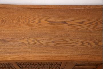 中古　美品　楡(ニレ)材　総無垢材　美しい木目と品のある佇まいが魅力の水屋箪笥(戸棚、収納棚、食器棚)(R-050794)