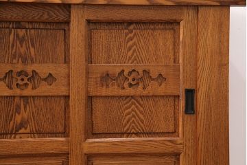 中古　美品　楡(ニレ)材　総無垢材　美しい木目と品のある佇まいが魅力の水屋箪笥(戸棚、収納棚、食器棚)(R-050794)