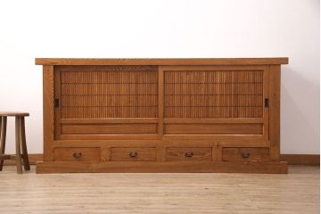 中古　美品　楡(ニレ)材　総無垢材　美しい木目と品のある佇まいが魅力の重ね水屋箪笥(戸棚、収納棚、食器棚)(R-050795)
