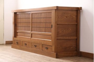中古　美品　楡(ニレ)材　総無垢材　美しい木目と品のある佇まいが魅力の重ね水屋箪笥(戸棚、収納棚、食器棚)(R-050795)