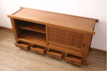 中古　美品　楡(ニレ)材　総無垢材　美しい木目と品のある佇まいが魅力の重ね水屋箪笥(戸棚、収納棚、食器棚)(R-050795)