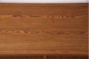 中古　美品　楡(ニレ)材　総無垢材　美しい木目と品のある佇まいが魅力の重ね水屋箪笥(戸棚、収納棚、食器棚)(R-050795)