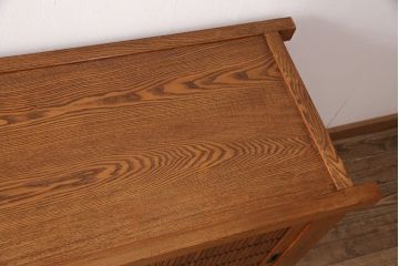 中古　美品　楡(ニレ)材　総無垢材　美しい木目と品のある佇まいが魅力の重ね水屋箪笥(戸棚、収納棚、食器棚)(R-050795)