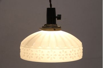 アンティーク照明　和製アンティーク　花の陽刻デザインが可愛らしい雰囲気を醸しだすレトロな吊り下げ照明(ペンダントライト、シェード、天井照明)(R-050796)