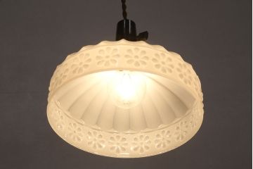 アンティーク照明　和製アンティーク　花の陽刻デザインが可愛らしい雰囲気を醸しだすレトロな吊り下げ照明(ペンダントライト、シェード、天井照明)(R-050796)