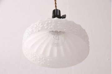 アンティーク照明　和製アンティーク　花の陽刻デザインが可愛らしい雰囲気を醸しだすレトロな吊り下げ照明(ペンダントライト、シェード、天井照明)(R-050796)