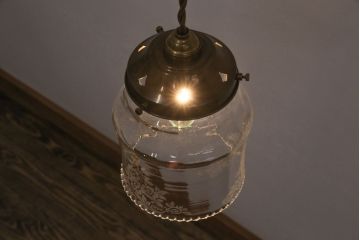アンティーク照明　イギリスアンティーク　小さなフリルと花模様のすり加工が上品な雰囲気を高めるペンダントライト(吊り下げ照明、天井照明、シェード)(R-050798)