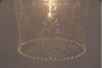 アンティーク照明　イギリスアンティーク　小さなフリルと花模様のすり加工が上品な雰囲気を高めるペンダントライト(吊り下げ照明、天井照明、シェード)(R-050798)