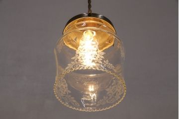 アンティーク照明　イギリスアンティーク　小さなフリルと花模様のすり加工が上品な雰囲気を高めるペンダントライト(吊り下げ照明、天井照明、シェード)(R-050798)