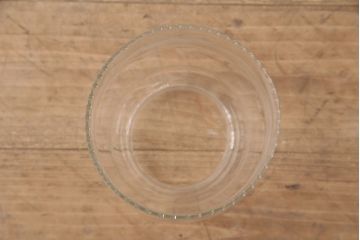 アンティーク照明　イギリスアンティーク　小さなフリルと花模様のすり加工が上品な雰囲気を高めるペンダントライト(吊り下げ照明、天井照明、シェード)(R-050798)