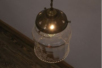 アンティーク照明　イギリスアンティーク　小さなフリルと花模様のすり加工が上品な雰囲気を高めるペンダントライト(吊り下げ照明、天井照明、シェード)(R-050799)