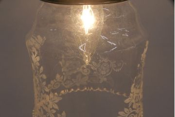 アンティーク照明　イギリスアンティーク　小さなフリルと花模様のすり加工が上品な雰囲気を高めるペンダントライト(吊り下げ照明、天井照明、シェード)(R-050799)