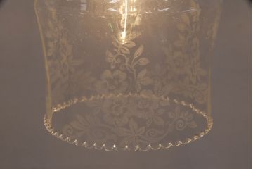 アンティーク照明　イギリスアンティーク　小さなフリルと花模様のすり加工が上品な雰囲気を高めるペンダントライト(吊り下げ照明、天井照明、シェード)(R-050799)