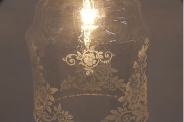 アンティーク照明　イギリスアンティーク　小さなフリルと花模様のすり加工が上品な雰囲気を高めるペンダントライト(吊り下げ照明、天井照明、シェード)(R-050799)