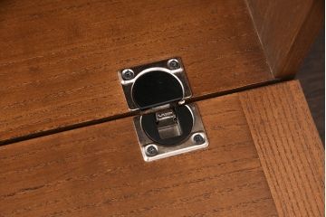【オーダー注文・受注生産商品】現代のお部屋に合わせやすく、無駄のないシンプルデザイン!コンパクトなサイズが嬉しい置型仏壇です。便利な引き出し付きで、フラップダウン式の扉は須弥壇に有効活用できます。お客様のご希望に合わせたオーダーも可能。大切な家族のために次世代につなぐ、ラフジュ工房オリジナルのお仏壇(小型仏壇、手作り仏壇)(R-050804)