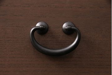 【オーダー注文・受注生産商品】時代箪笥のデザインを最大限に!金具にもこだわった古風で趣のある置型仏壇です。フラップダウン式の扉は須弥壇に有効活用できます。お客様のご希望に合わせたオーダーも可能。大切な家族のために次世代につなぐ、ラフジュ工房オリジナルのお仏壇(小型仏壇、手作り仏壇)(R-050805)