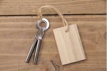 【オーダー注文・受注生産商品】時代箪笥のデザインを最大限に!金具にもこだわった古風で趣のある置型仏壇です。フラップダウン式の扉は須弥壇に有効活用できます。お客様のご希望に合わせたオーダーも可能。大切な家族のために次世代につなぐ、ラフジュ工房オリジナルのお仏壇(小型仏壇、手作り仏壇)(R-050805)