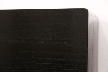 【オーダー注文・受注生産商品】桐箪笥をリメイク!漆に似た黒のカシュー塗りが上品な、高級感漂う壁掛け式仏壇です。桐箪笥特有の曲線を活かして、柔らかな雰囲気のデザインに。扉は上下開閉式で、デッドスペースを有効活用できます。お客様のご希望に合わせたオーダーも可能。大切な家族のために次世代につなぐ、ラフジュ工房オリジナルのお仏壇(小型仏壇、手作り仏壇)(R-050806)