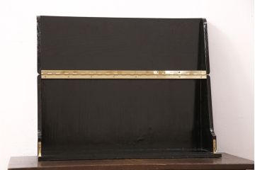 【オーダー注文・受注生産商品】桐箪笥をリメイク!漆に似た黒のカシュー塗りが上品な、高級感漂う壁掛け式仏壇です。桐箪笥特有の曲線を活かして、柔らかな雰囲気のデザインに。扉は上下開閉式で、デッドスペースを有効活用できます。お客様のご希望に合わせたオーダーも可能。大切な家族のために次世代につなぐ、ラフジュ工房オリジナルのお仏壇(小型仏壇、手作り仏壇)(R-050806)