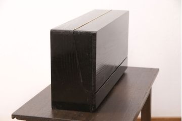 【オーダー注文・受注生産商品】桐箪笥をリメイク!漆に似た黒のカシュー塗りが上品な、高級感漂う壁掛け式仏壇です。桐箪笥特有の曲線を活かして、柔らかな雰囲気のデザインに。扉は上下開閉式で、デッドスペースを有効活用できます。お客様のご希望に合わせたオーダーも可能。大切な家族のために次世代につなぐ、ラフジュ工房オリジナルのお仏壇(小型仏壇、手作り仏壇)(R-050806)