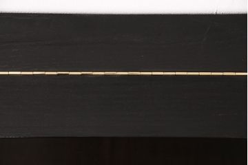 【オーダー注文・受注生産商品】桐箪笥をリメイク!漆に似た黒のカシュー塗りが上品な、高級感漂う壁掛け式仏壇です。桐箪笥特有の曲線を活かして、柔らかな雰囲気のデザインに。扉は上下開閉式で、デッドスペースを有効活用できます。お客様のご希望に合わせたオーダーも可能。大切な家族のために次世代につなぐ、ラフジュ工房オリジナルのお仏壇(小型仏壇、手作り仏壇)(R-050806)