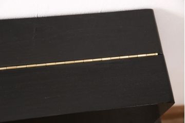 【オーダー注文・受注生産商品】桐箪笥をリメイク!漆に似た黒のカシュー塗りが上品な、高級感漂う壁掛け式仏壇です。桐箪笥特有の曲線を活かして、柔らかな雰囲気のデザインに。扉は上下開閉式で、デッドスペースを有効活用できます。お客様のご希望に合わせたオーダーも可能。大切な家族のために次世代につなぐ、ラフジュ工房オリジナルのお仏壇(小型仏壇、手作り仏壇)(R-050806)