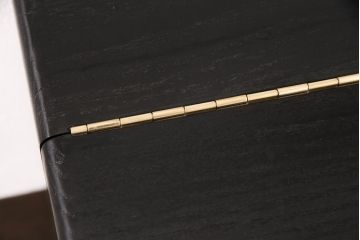 【オーダー注文・受注生産商品】桐箪笥をリメイク!漆に似た黒のカシュー塗りが上品な、高級感漂う壁掛け式仏壇です。桐箪笥特有の曲線を活かして、柔らかな雰囲気のデザインに。扉は上下開閉式で、デッドスペースを有効活用できます。お客様のご希望に合わせたオーダーも可能。大切な家族のために次世代につなぐ、ラフジュ工房オリジナルのお仏壇(小型仏壇、手作り仏壇)(R-050806)