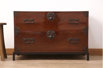 美品　前面ケヤキ材　鉄脚付き　漆の美しい艶と流れるような杢目が楽しめる庄内箪笥ローボード(テレビボード、テレビ台、リビングボード、引き出し)(R-050807)