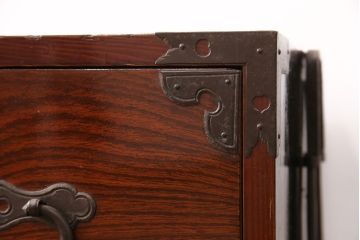 美品　前面ケヤキ材　鉄脚付き　漆の美しい艶と流れるような杢目が楽しめる庄内箪笥ローボード(テレビボード、テレビ台、リビングボード、引き出し)(R-050807)
