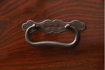 美品　前面ケヤキ材　鉄脚付き　漆の美しい艶と流れるような杢目が楽しめる庄内箪笥ローボード(テレビボード、テレビ台、リビングボード、引き出し)(R-050807)