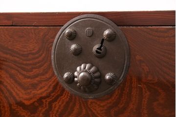 美品　前面ケヤキ材　鉄脚付き　漆の美しい艶と流れるような杢目が楽しめる庄内箪笥ローボード(テレビボード、テレビ台、リビングボード、引き出し)(R-050807)