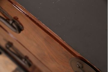 美品　前面ケヤキ材　鉄脚付き　漆の美しい艶と流れるような杢目が楽しめる庄内箪笥ローボード(テレビボード、テレビ台、リビングボード、引き出し)(R-050807)
