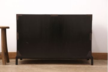 美品　前面ケヤキ材　鉄脚付き　漆の美しい艶と流れるような杢目が楽しめる庄内箪笥ローボード(テレビボード、テレビ台、リビングボード、引き出し)(R-050807)