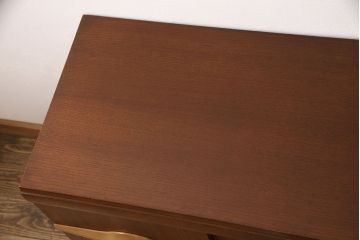 北欧ヴィンテージ　チーク材　インパクトのある引手がお部屋のアクセントにもなるサイドボード(収納棚、戸棚、キャビネット、ビンテージ)(R-050811)