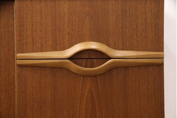 北欧ヴィンテージ　チーク材　インパクトのある引手がお部屋のアクセントにもなるサイドボード(収納棚、戸棚、キャビネット、ビンテージ)(R-050811)