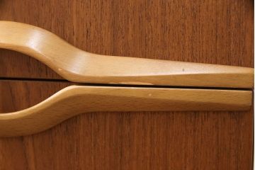 北欧ヴィンテージ　チーク材　インパクトのある引手がお部屋のアクセントにもなるサイドボード(収納棚、戸棚、キャビネット、ビンテージ)(R-050811)